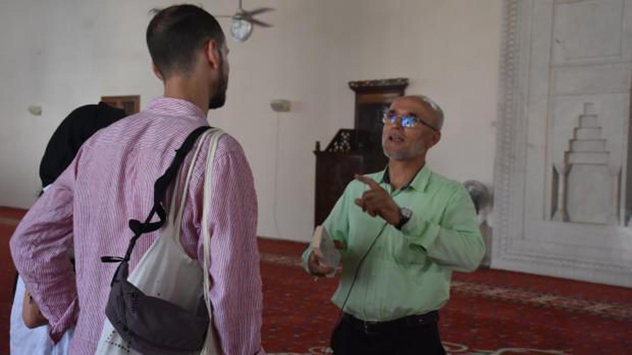 Şehit babası imam misafirperverliğiyle örnek oluyor! 20 dilde Kur’an-ı Kerim hediye ediyor