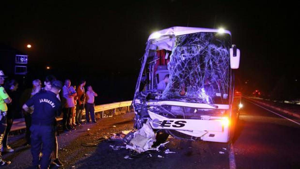 Yolcu otobüsü TIR'a çarptı: Ölü ve yaralılar var