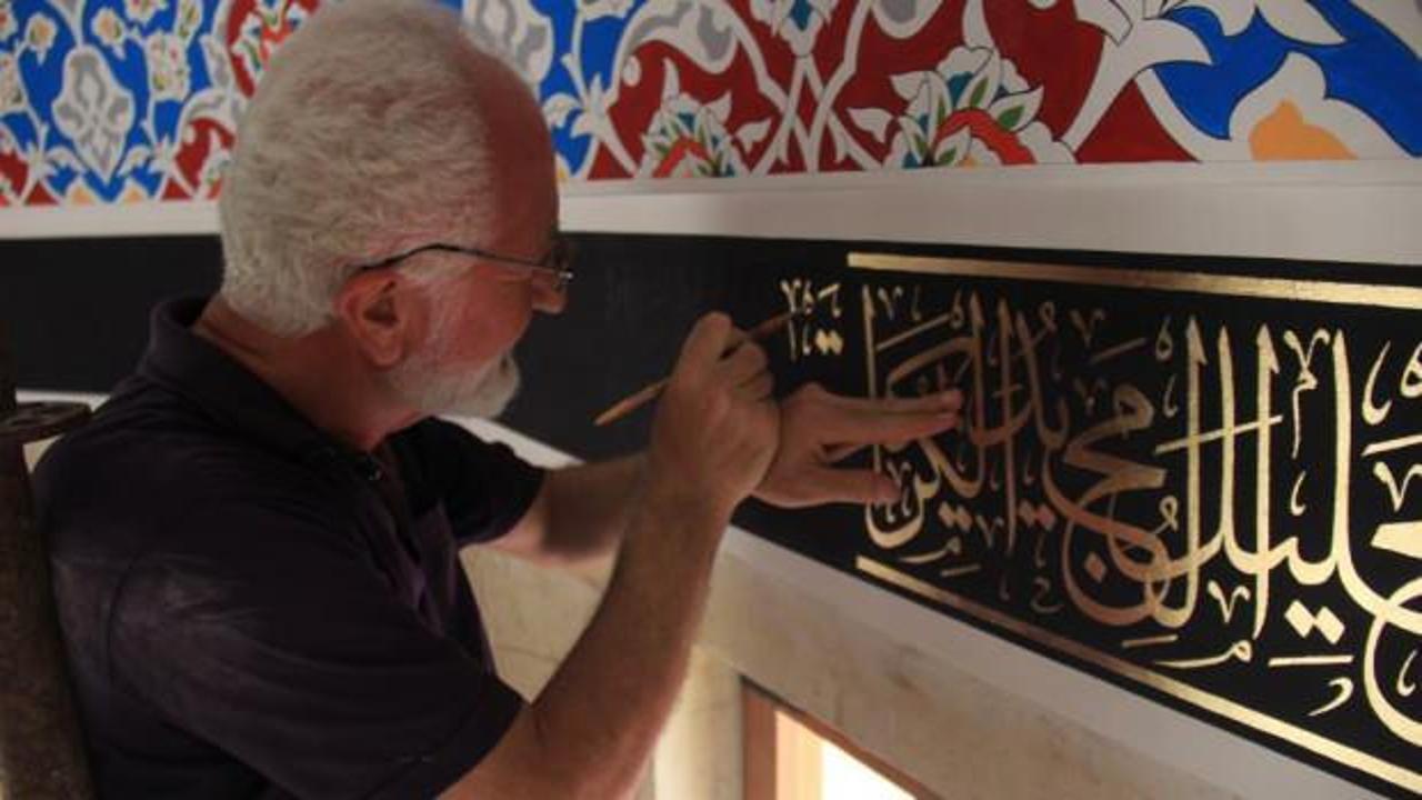 38 yıldır cami duvarlarını hat sanatıyla s&uuml;sl&uuml;yor