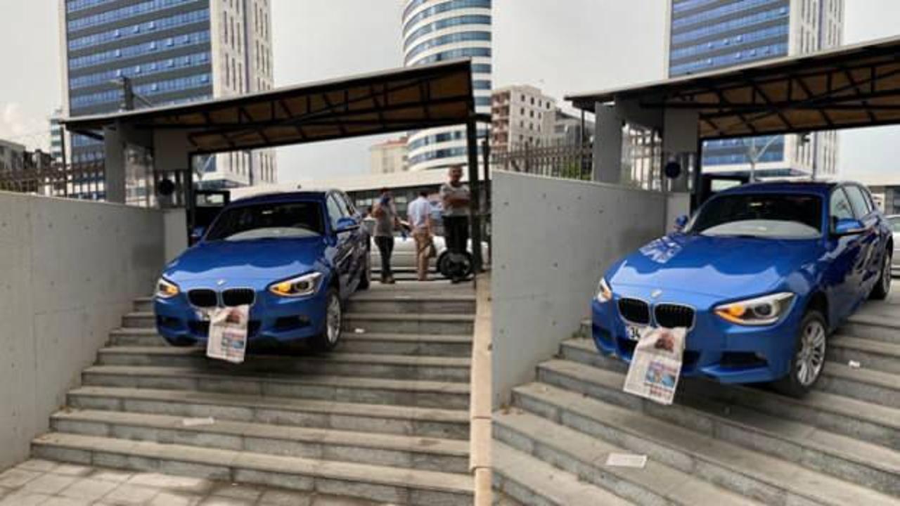 Anadolu Adalet Sarayı&rsquo;nda akılalmaz olay! Otomobil merdivenlerde asılı kaldı   