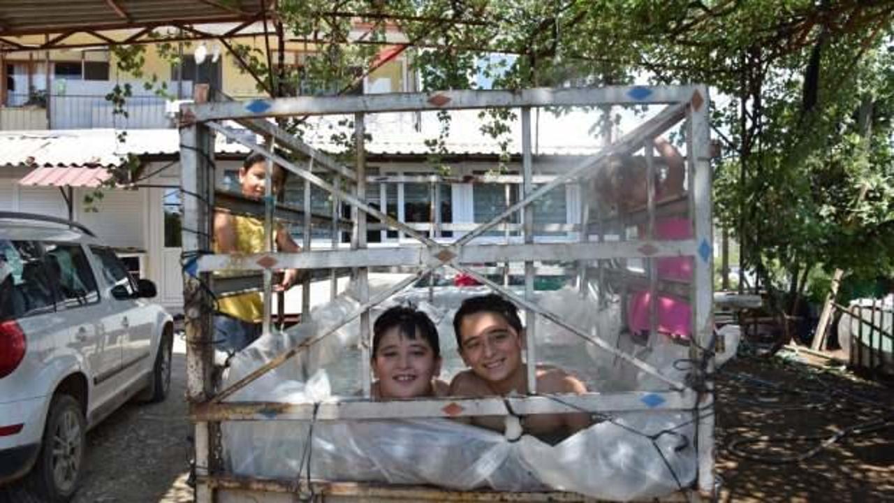 Denize gitme imkanı olmayan &ccedil;ocuklar, r&ouml;morka kurulan havuzlarda serinliyorlar