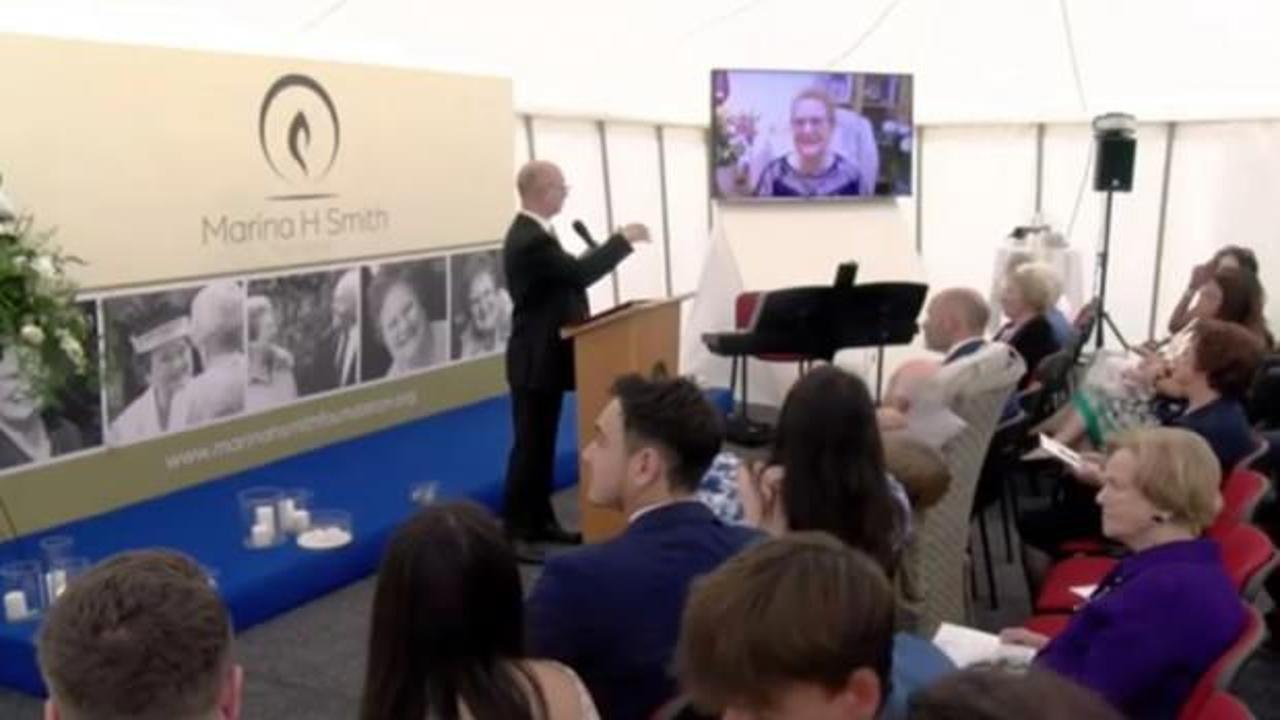 İngiltere'de &ouml;len kadın hologram teknolojisi sayesinde cenazesinde konuşuyor gibi g&ouml;r&uuml;nd&uuml;