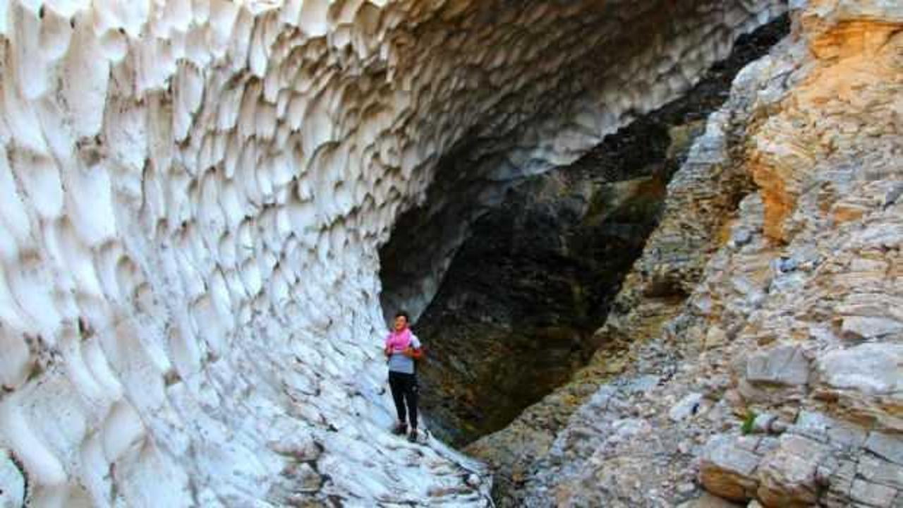 600 metrelik kar tüneli görenleri şaşırtıyor