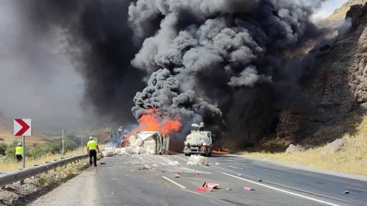 Ağrı'da &ccedil;arpışan TIR ile kamyon alev aldı; yol ulaşıma kapandı