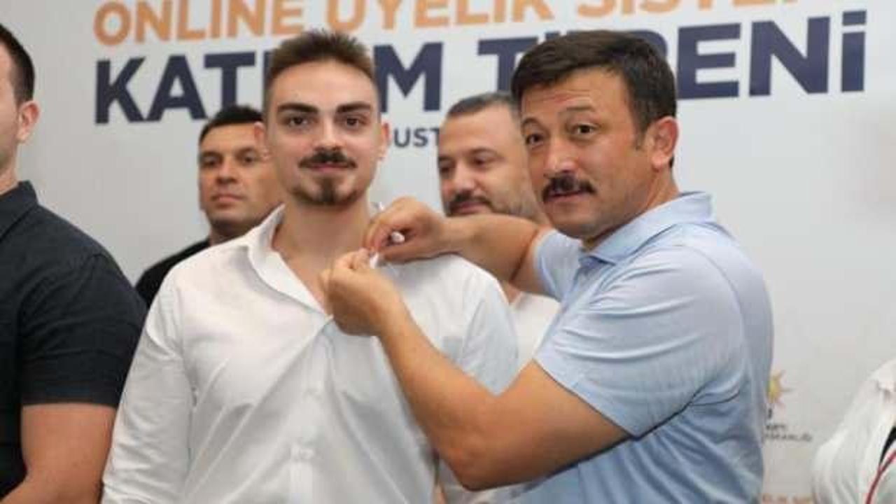 AK Parti'de online &uuml;ye olanlara rozetleri takıldı