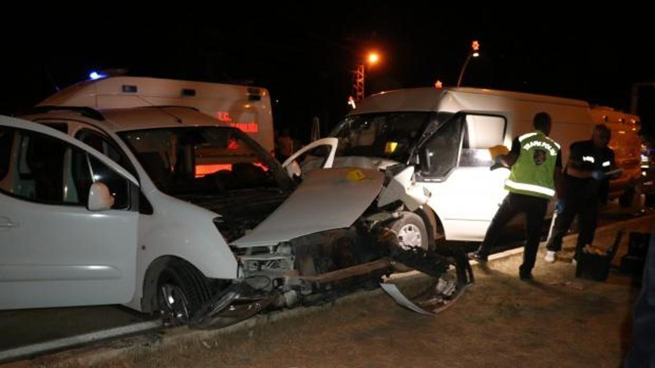 Düzensiz göçmenleri taşıyan minibüs kamyonete çarptı: 1 ölü, 13 yaralı