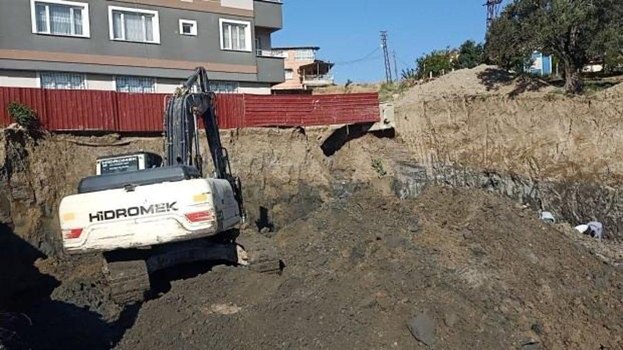 Hatay'da temel kazılan arsada oluşan toprak kayması nedeniyle apartman boşaltıldı   