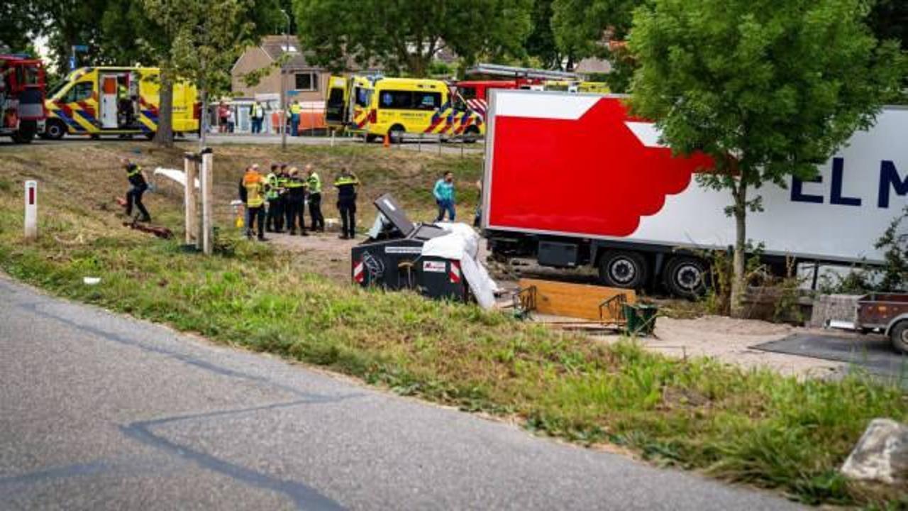Hollanda'da kamyon, sokak partisine daldı: 4 ölü