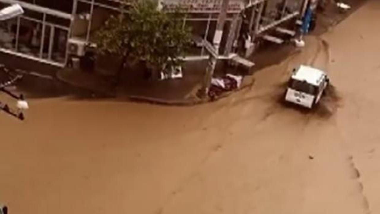 İzmir'i ikinci kez sağanak vurdu: Yollar ve sokaklar göle döndü