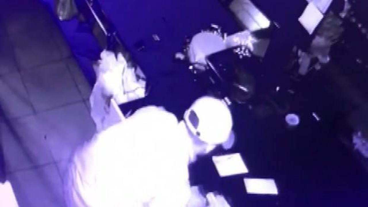 Kafeye giren hırsız sadaka kutusu &ccedil;aldı, tavırları pes dedirtti!