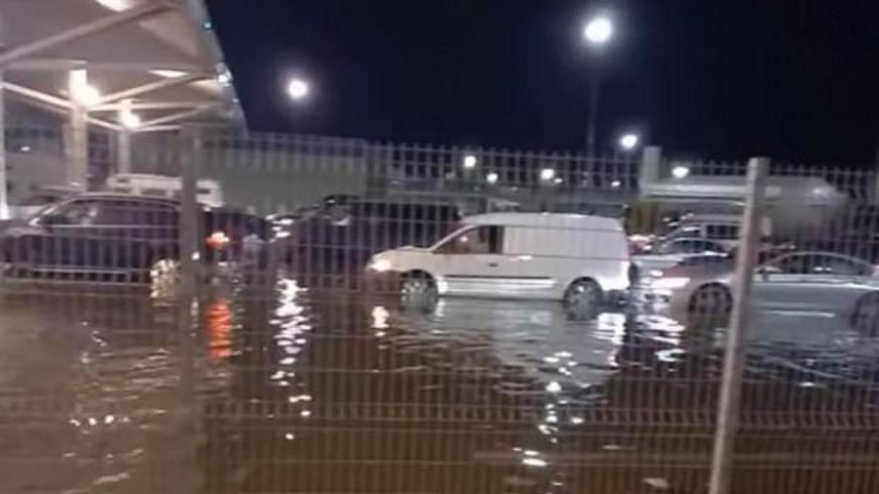 Kapıkule'de, sağanakta ara&ccedil;lar su i&ccedil;inde kaldı