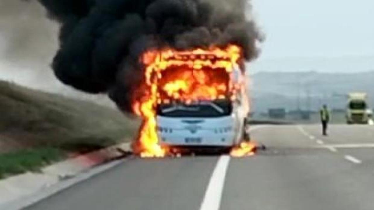 Kuzey Marmara Otoyolu'nda tur otob&uuml;s&uuml; alev alev yandı