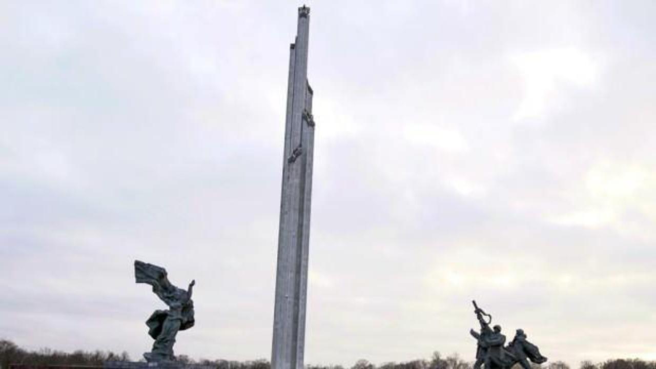 Letonya, Sovyet döneminden kalma anıtı yıkacak