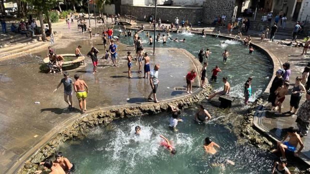 Sıcaktan bunalan &ccedil;ocuklar yasak tabelasını umursamadı, tarihi suya akın ettiler