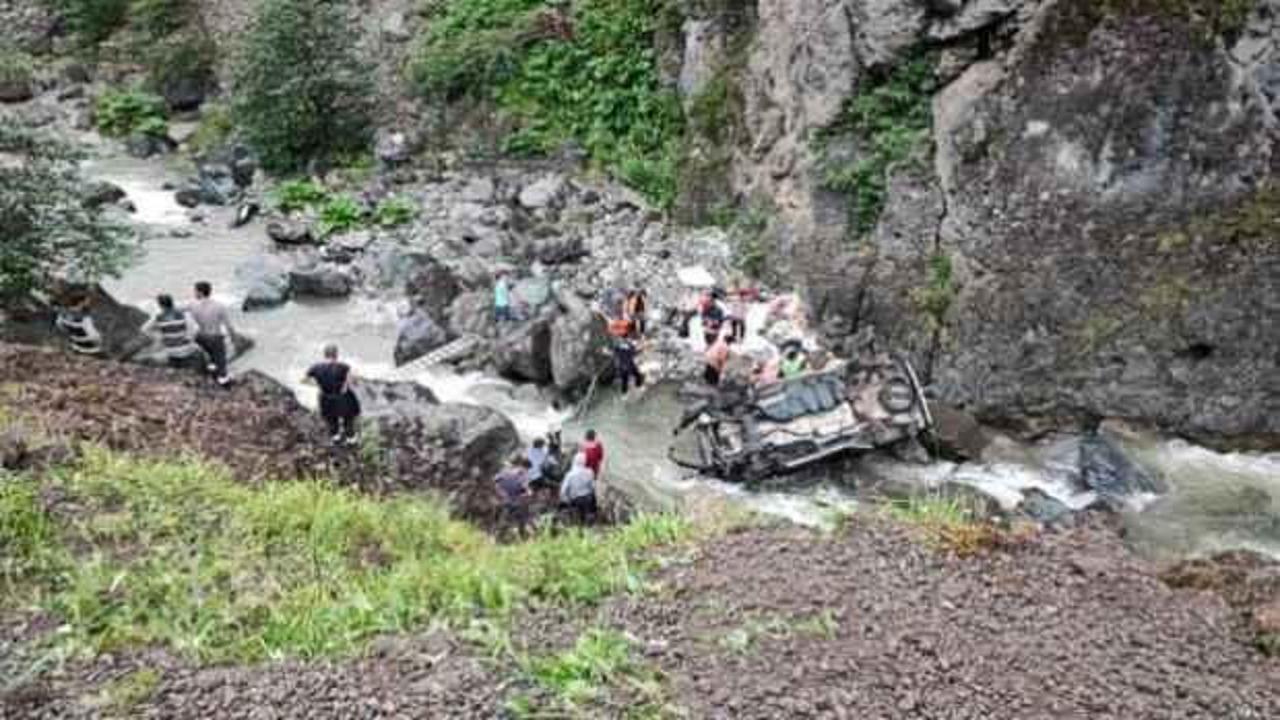 Trabzon'da bir araç dereye yuvarlandı: 6 yaralı