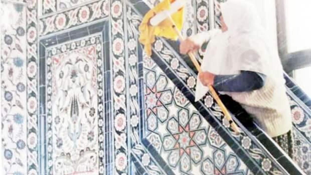 30 ev kadını her hafta bir camiyi temizliyor