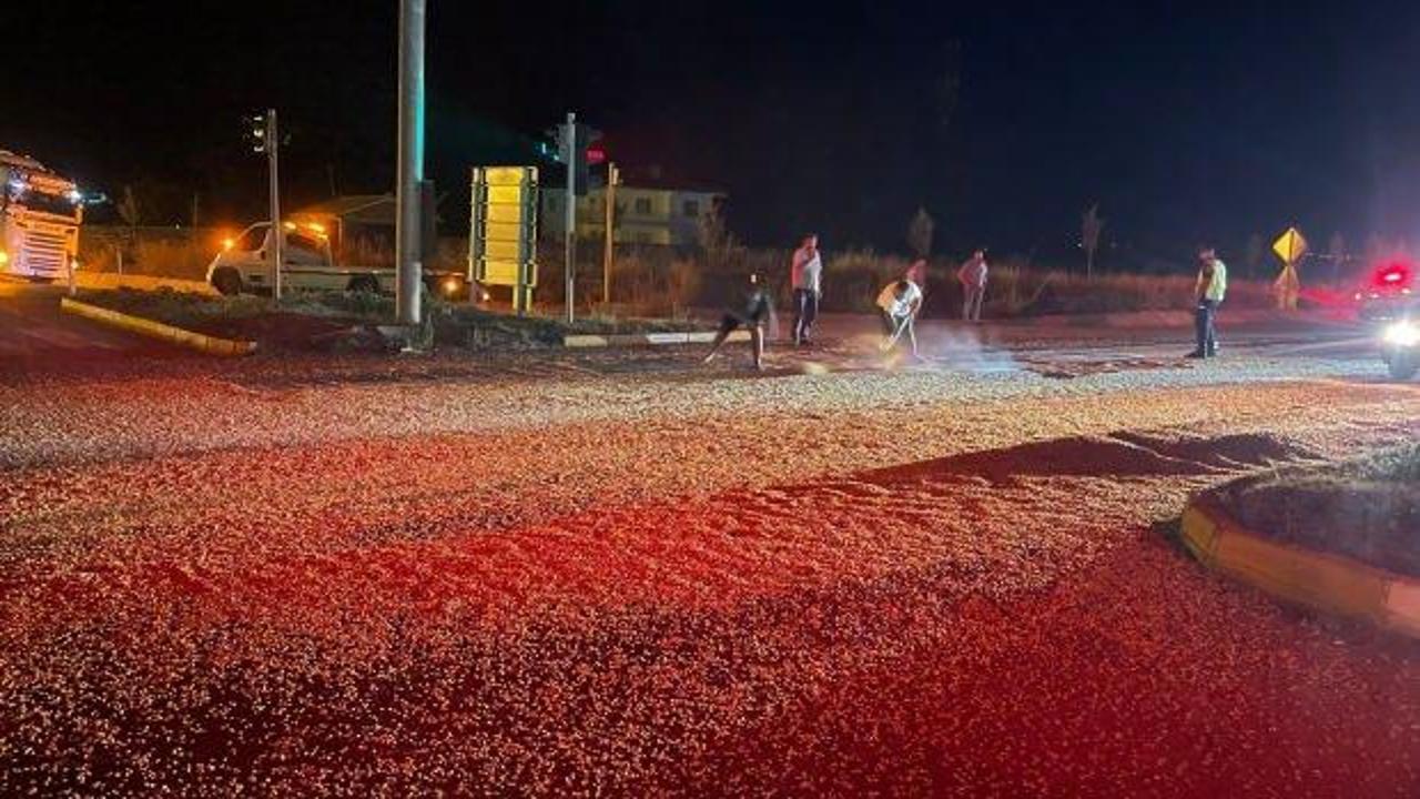 Afyonkarahisar&rsquo;da kontrol&uuml;n&uuml; kaybeden tır makasladı: 2 ton mısır yola sa&ccedil;ıldı