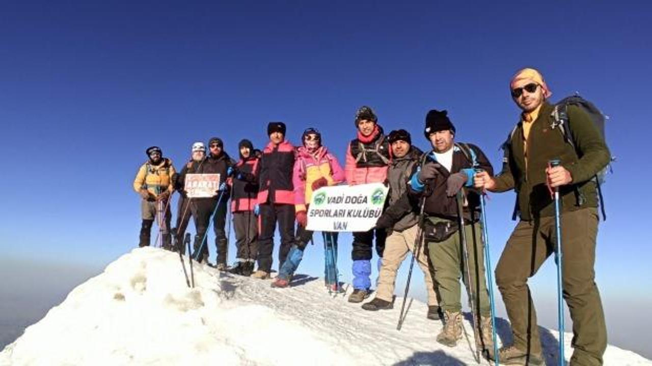 Ağrı Dağı&rsquo;nın zirvesinde farkındalık i&ccedil;in kahvaltı yaptılar