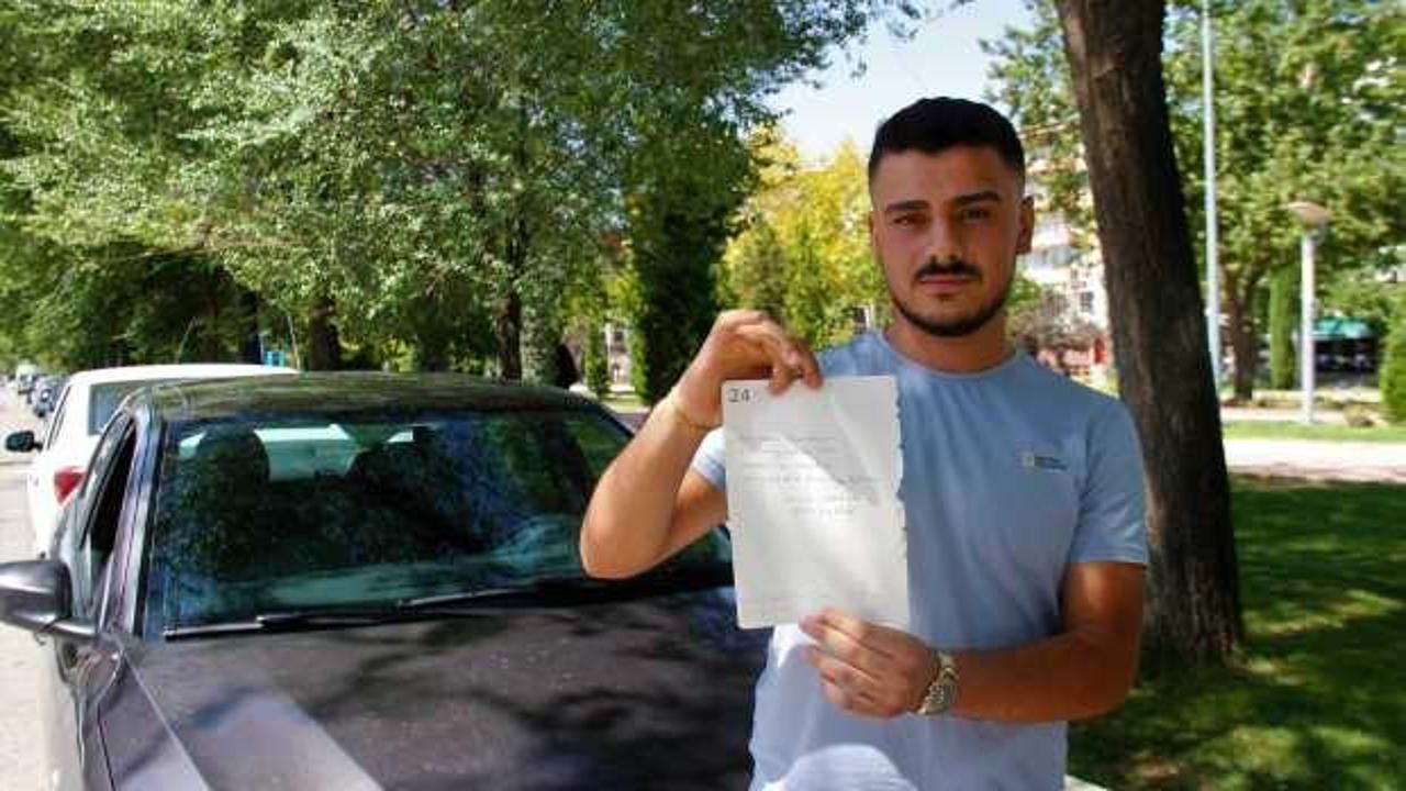 Arabasının &uuml;zerinde bulduğu not insanlık &ouml;lmemiş dedirtti: İstemeyerek &ccedil;arptım