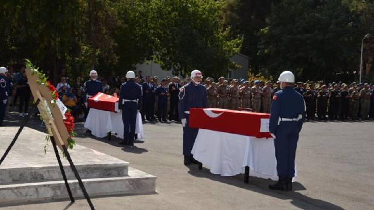 Batman&rsquo;daki paraş&uuml;t kazasında şehit olan iki astsubay i&ccedil;in cenaze t&ouml;reni ger&ccedil;ekleştirildi
