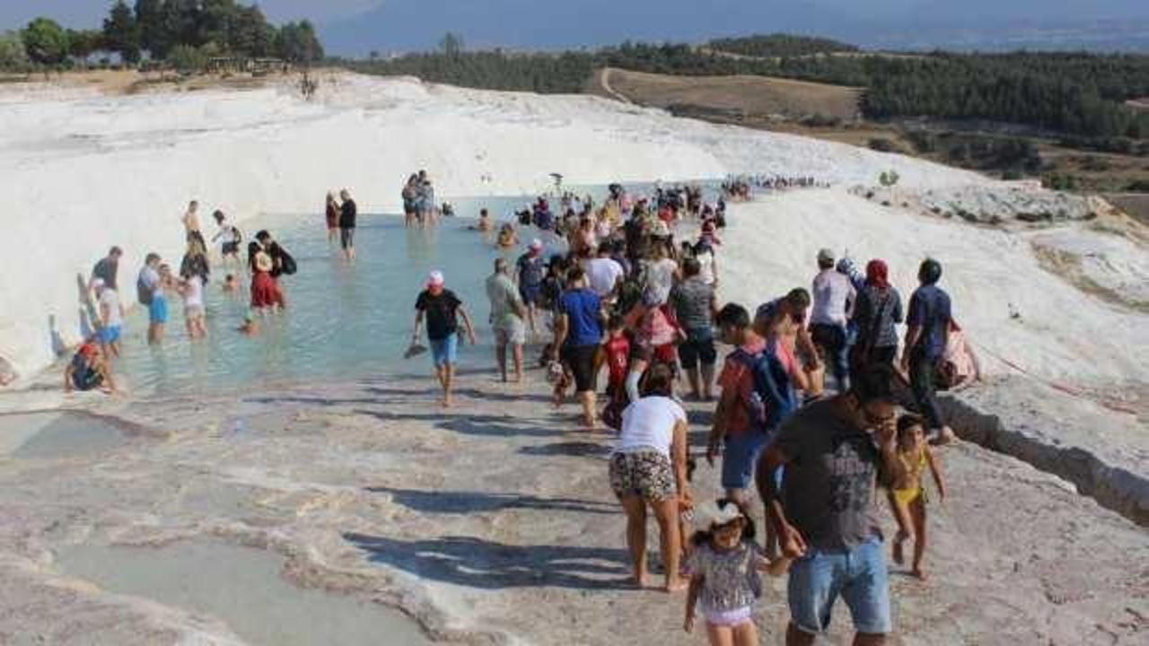 Pamukkale ziyaret&ccedil;i akınına uğruyor: turist sayısı y&uuml;zde 72 arttı