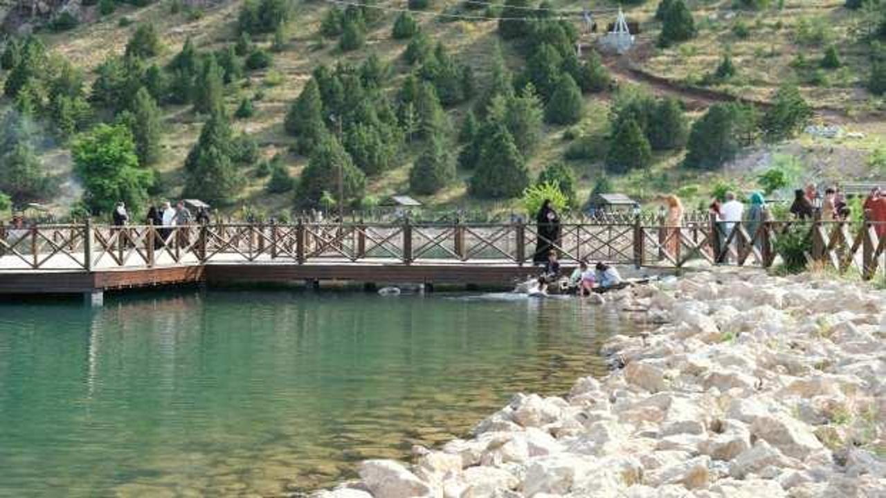  Erzincan&rsquo;daki &lsquo;Ergan Dağı&rsquo; ağırladığı misafirlerini g&ouml;l manzarasıyla b&uuml;y&uuml;l&uuml;yor