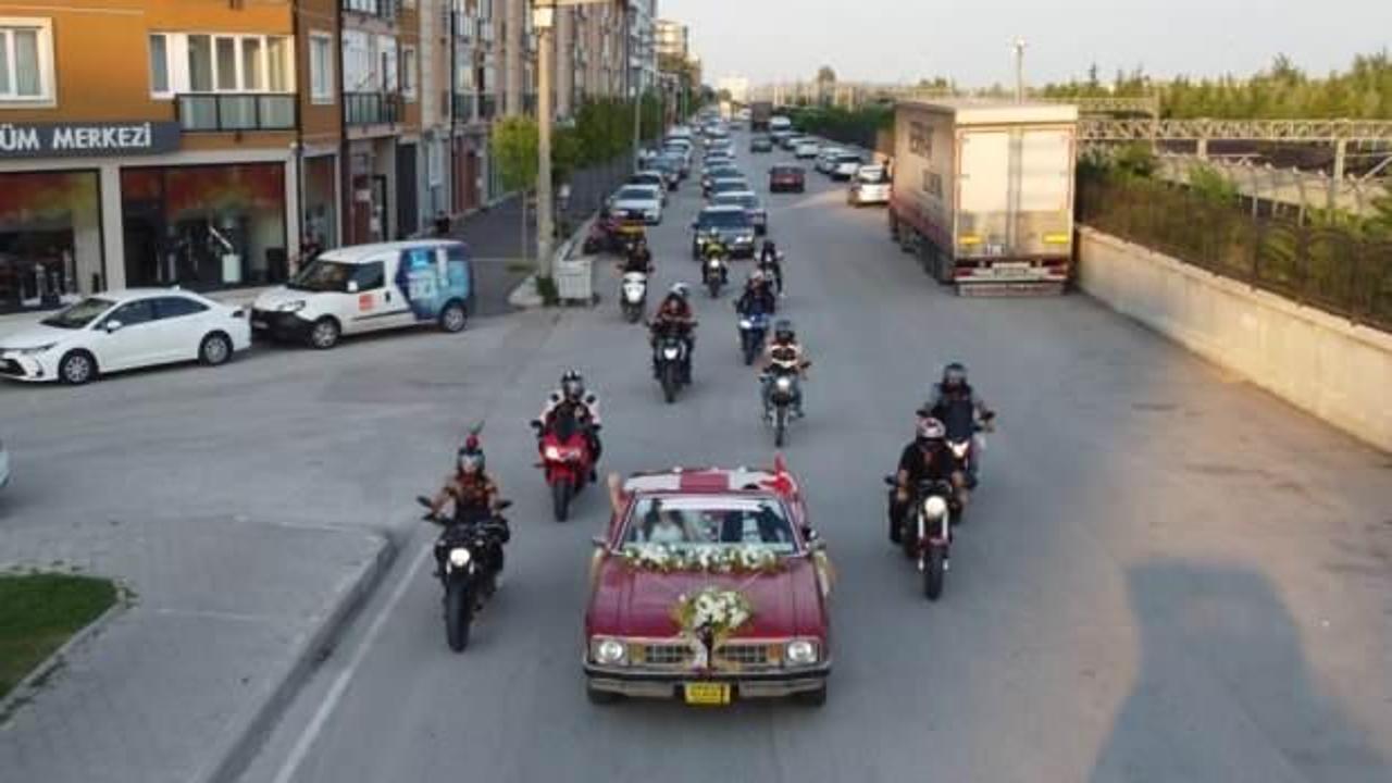 Eskişehir&rsquo;de klasik otomobillerle ger&ccedil;ekleşen d&uuml;ğ&uuml;n konvoyu g&ouml;renleri hayran bıraktı