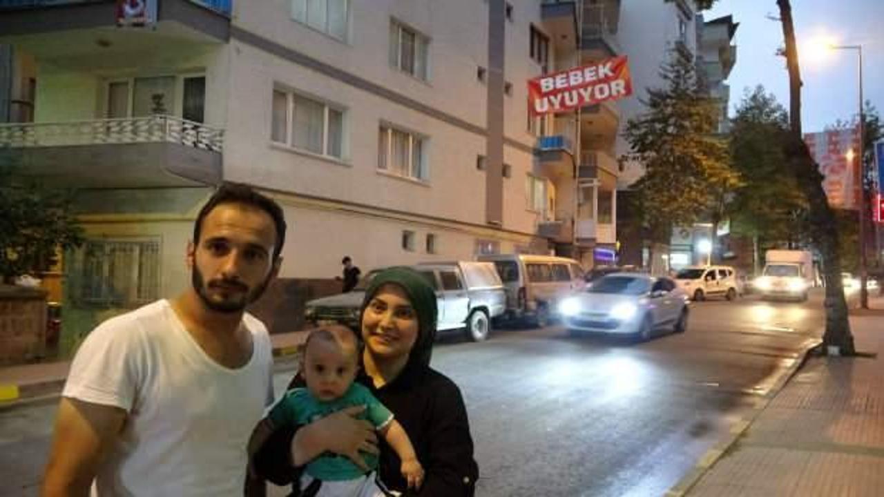 G&uuml;r&uuml;lt&uuml;den uyuyamayan bebeği i&ccedil;in &ccedil;&ouml;z&uuml;m&uuml; afiş asmakta buldu