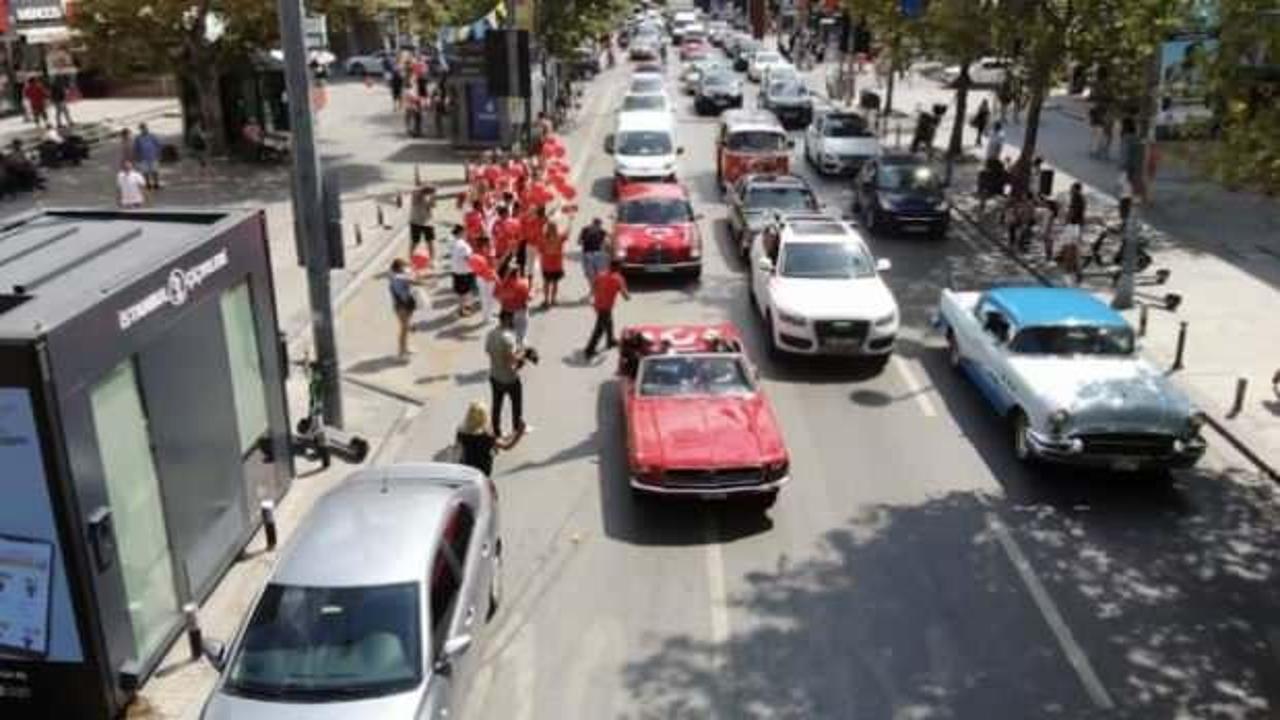 İstanbul'da klasik otomobillerle zafer korteji