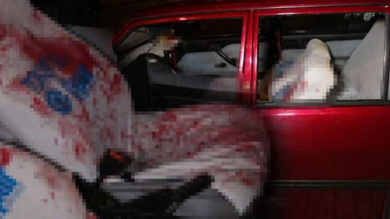 Kocaeli&rsquo;de iki kişi birbirine saldırdı, otomobil kana bulandı