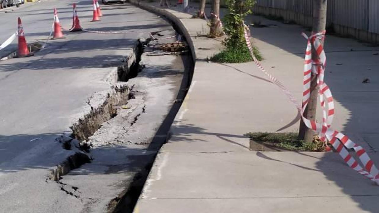 K&uuml;&ccedil;&uuml;k&ccedil;ekmece&rsquo;de korkutan g&ouml;r&uuml;nt&uuml;ler! Temel kazısı yapılırken yol &ccedil;&ouml;kt&uuml;