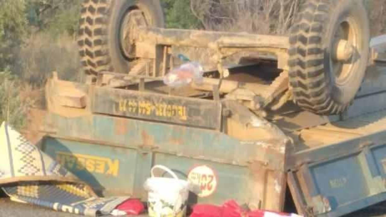 Tarım işçilerini taşıyan traktöre kamyonu ile çarpıp kaçtı: 1 ölü 13 yaralı