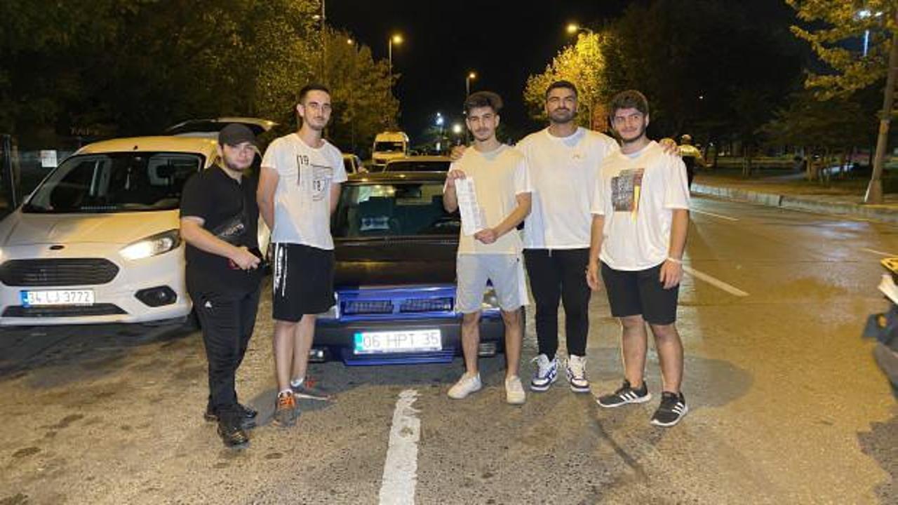 Trafikten men edilince aracının &ouml;n&uuml;nde &lsquo;hatıra fotoğrafı&rsquo; &ccedil;ektirdi