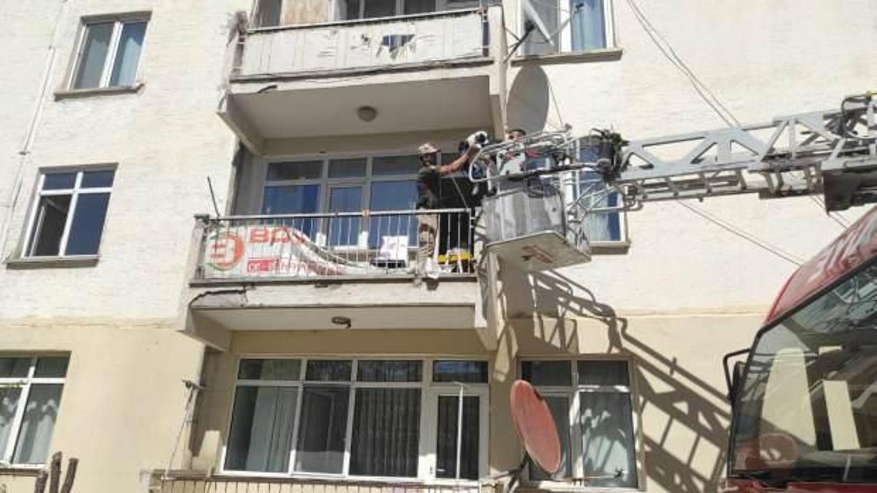 Vicdansızlık! 10 g&uuml;nd&uuml;r a&ccedil;lığa mahkum edilen k&ouml;peği itfaiye ekipleri kurtardı