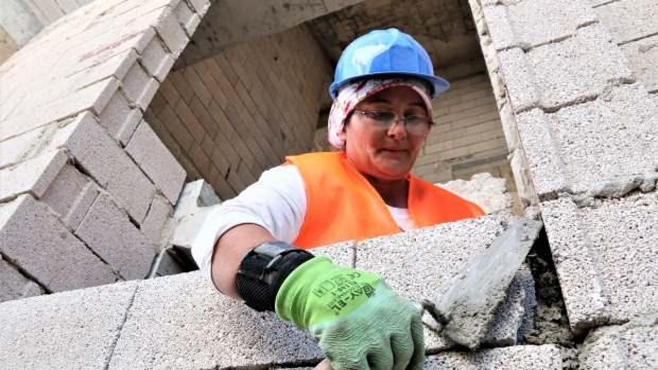 4 &ccedil;ocuk annesi inşaat ustası! Milyonluk villaların duvarlarını kadın titizliğiyle &ouml;r&uuml;yor