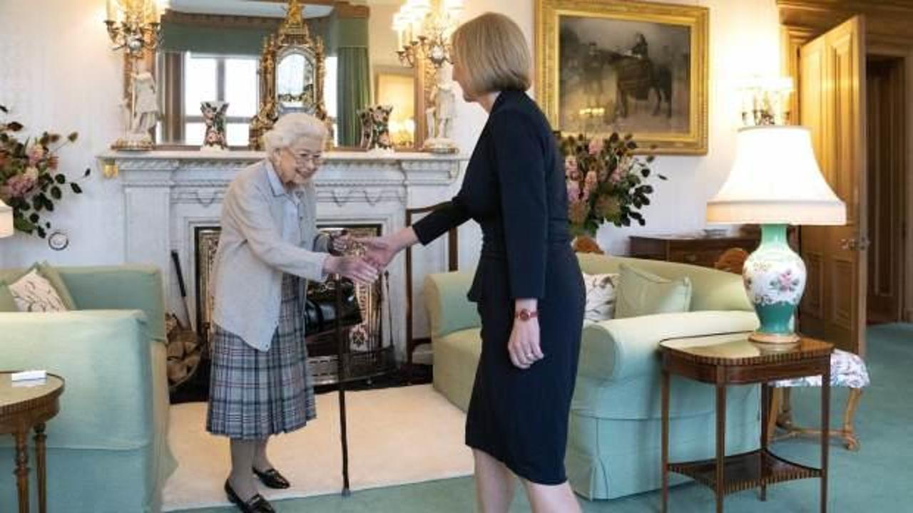 Liz Truss, Kraliçe Elizabeth'in huzurunda: Hükümeti kurma görevini aldı