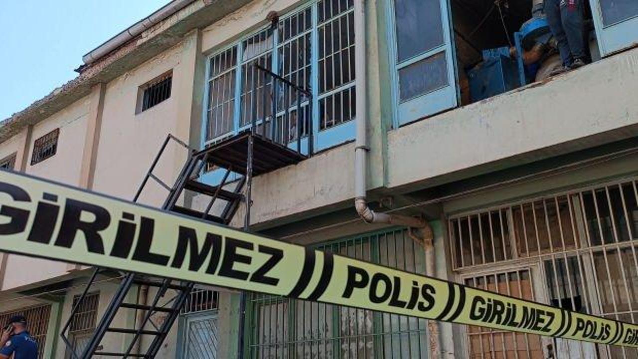 Ayakkabı at&ouml;lyesinde kalıp makinesi patladı: baba yaralandı, oğlu &ouml;ld&uuml;