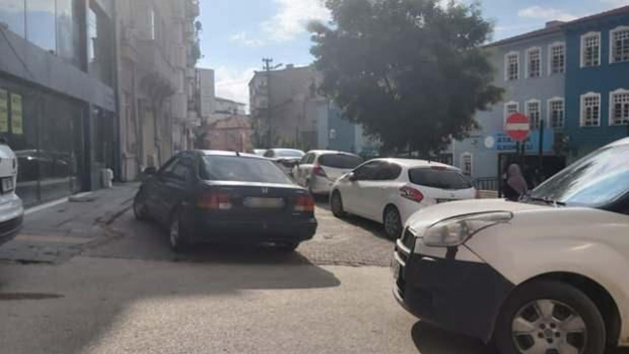 Bilecik&rsquo;te sorumsuz s&uuml;r&uuml;c&uuml; b&uuml;t&uuml;n sokağı ulaşıma kapattı 