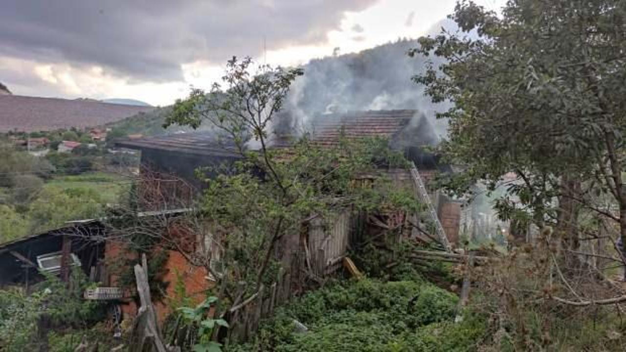 Bolu&rsquo;da yangın! 2 katlı ahşap ev kullanılamaz hale geldi