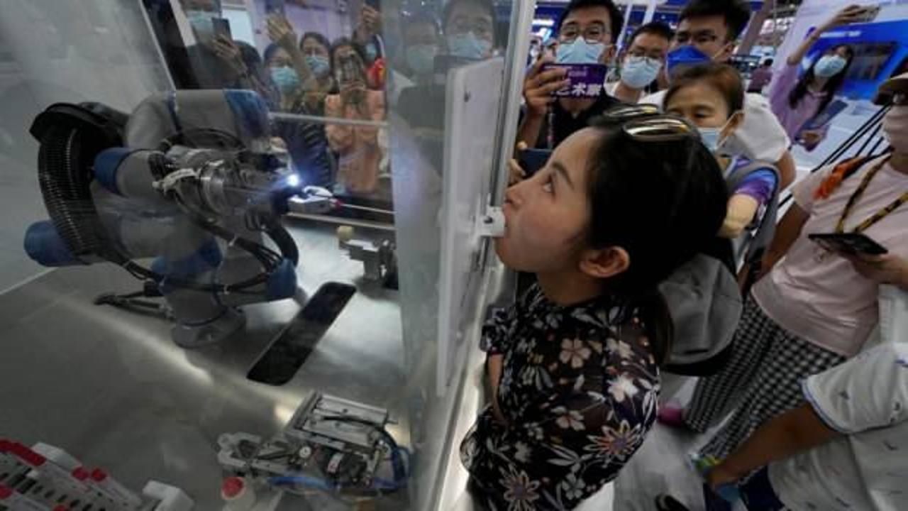 Çin’de Covid-19 testi yapan robot geliştirildi