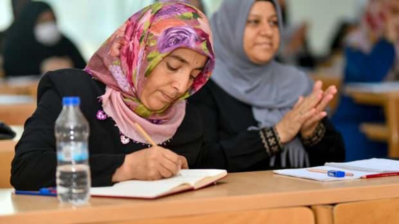 Eşinin yolladığı asker mektupları ona ilham oldu! 44 yaşında okuma yazma &ouml;ğrendi