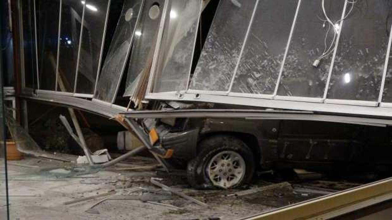 Faciaya saniyeler kala! Restorandan i&ccedil;eri giren cip alev alev yandı