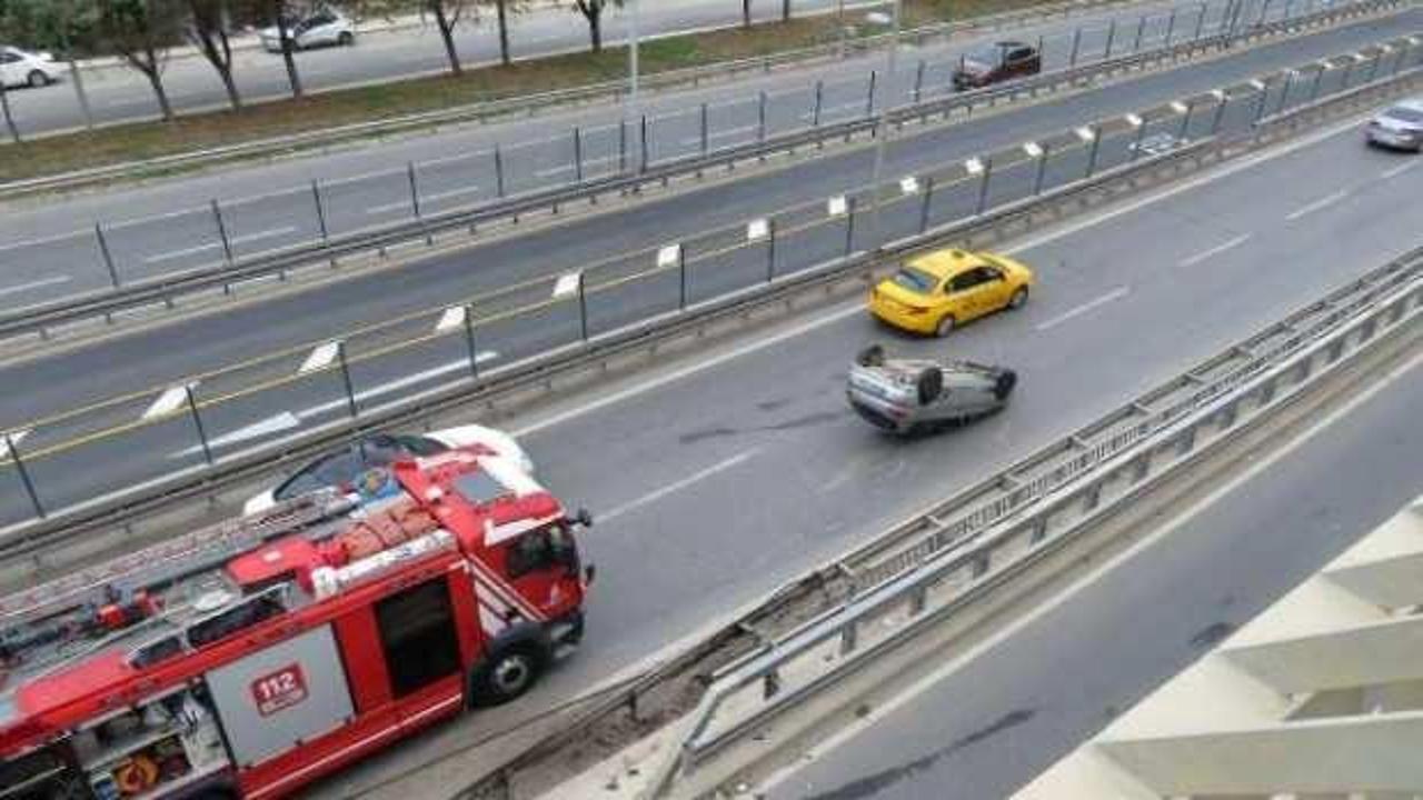 Kadıköy'de bariyere çarpan otomobil takla attı