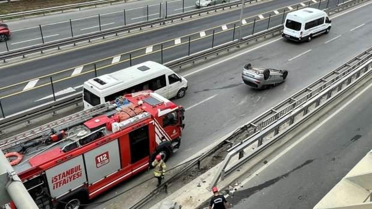 Kadıköy'de bariyerlere çarpan otomobil ters döndü