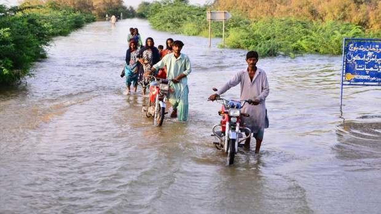Pakistan'da selin olduğu bölgelerde halk evlerini terk ediyor