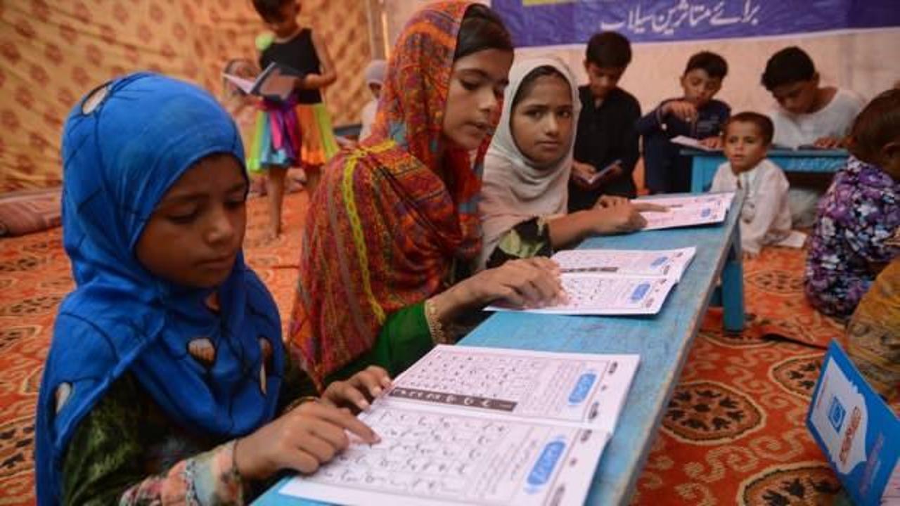 Pakistan'ın Sindh eyaletinde okulların yüzde 40'ı sel sonucu yıkıldı