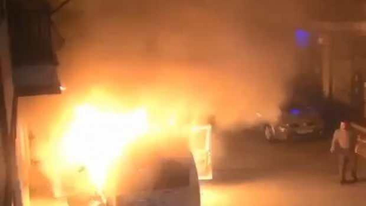 Park halindeyken gece yarısı yanan ara&ccedil; mahalle sakinlerini korkuttu