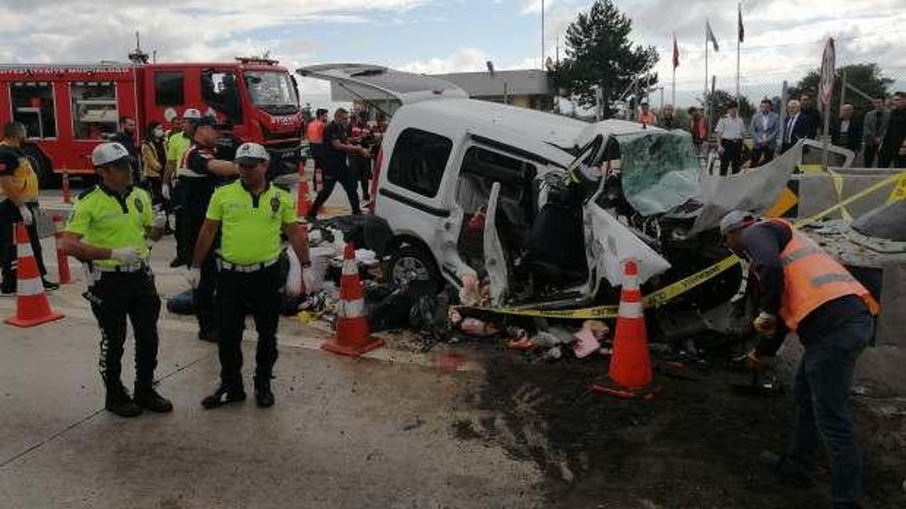 Bolu’da feci kaza, araç bariyerlere ok gibi saplandı: 3 ölü, 1 yaralı