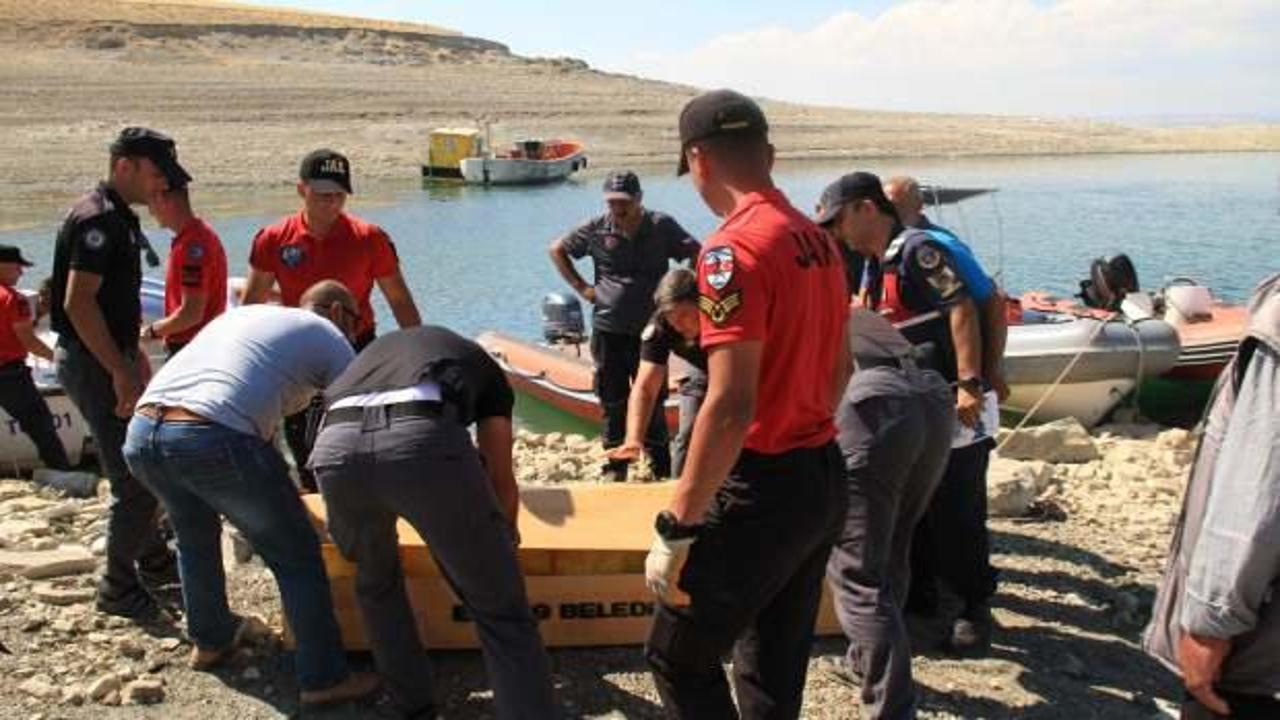 Baraj g&ouml;l&uuml;nde teknesiyle suya g&ouml;m&uuml;len kişiden acı haber! Cansız bedeni sudan &ccedil;ıkarıldı