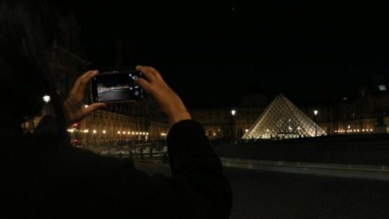 Fransızların yeni tasarruf tedbiri: Louvre M&uuml;zesi piramidinin ışıkları karardı